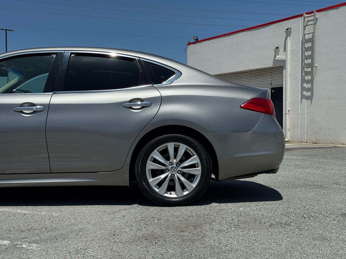 2011 Infiniti M37 photo 2