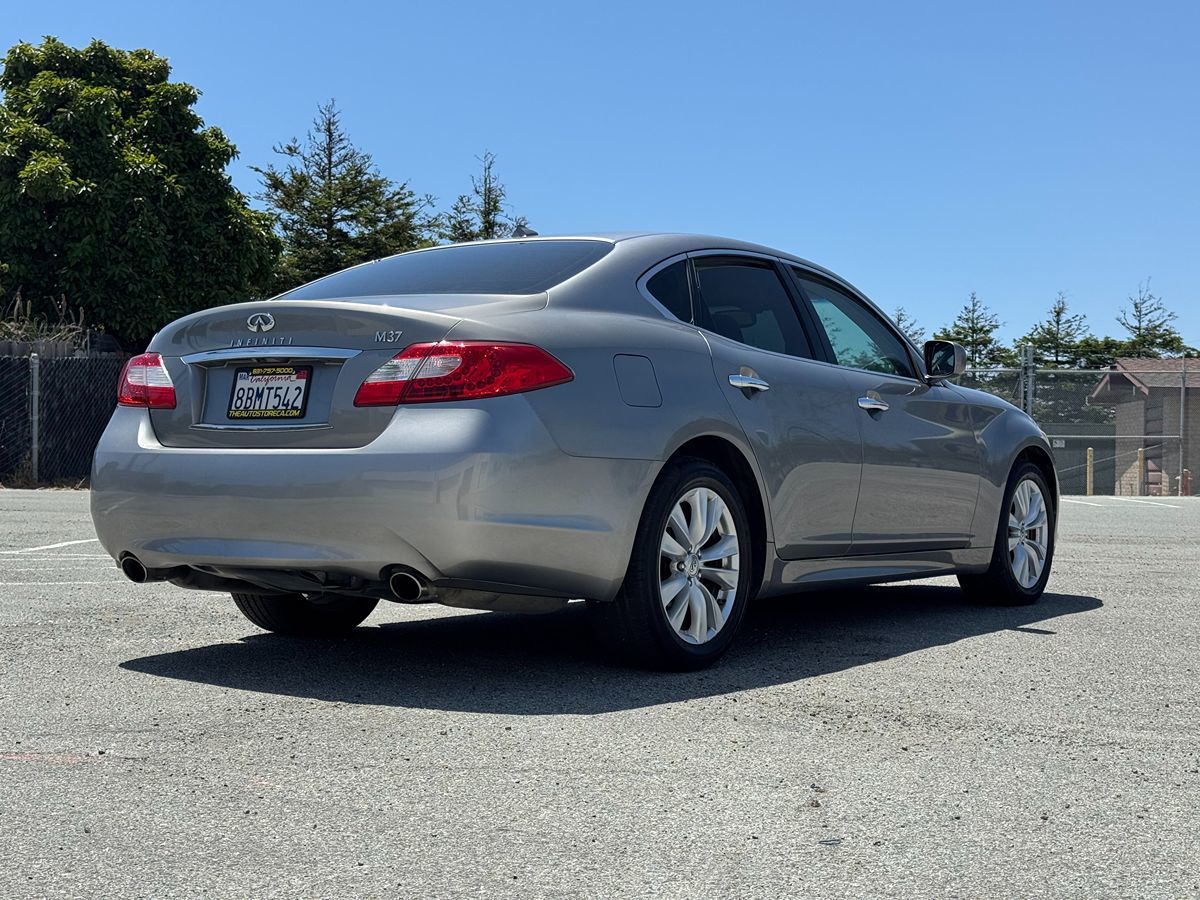 2011 Infiniti M37 photo 6
