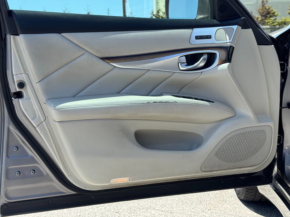 2011 Infiniti M37 photo 21