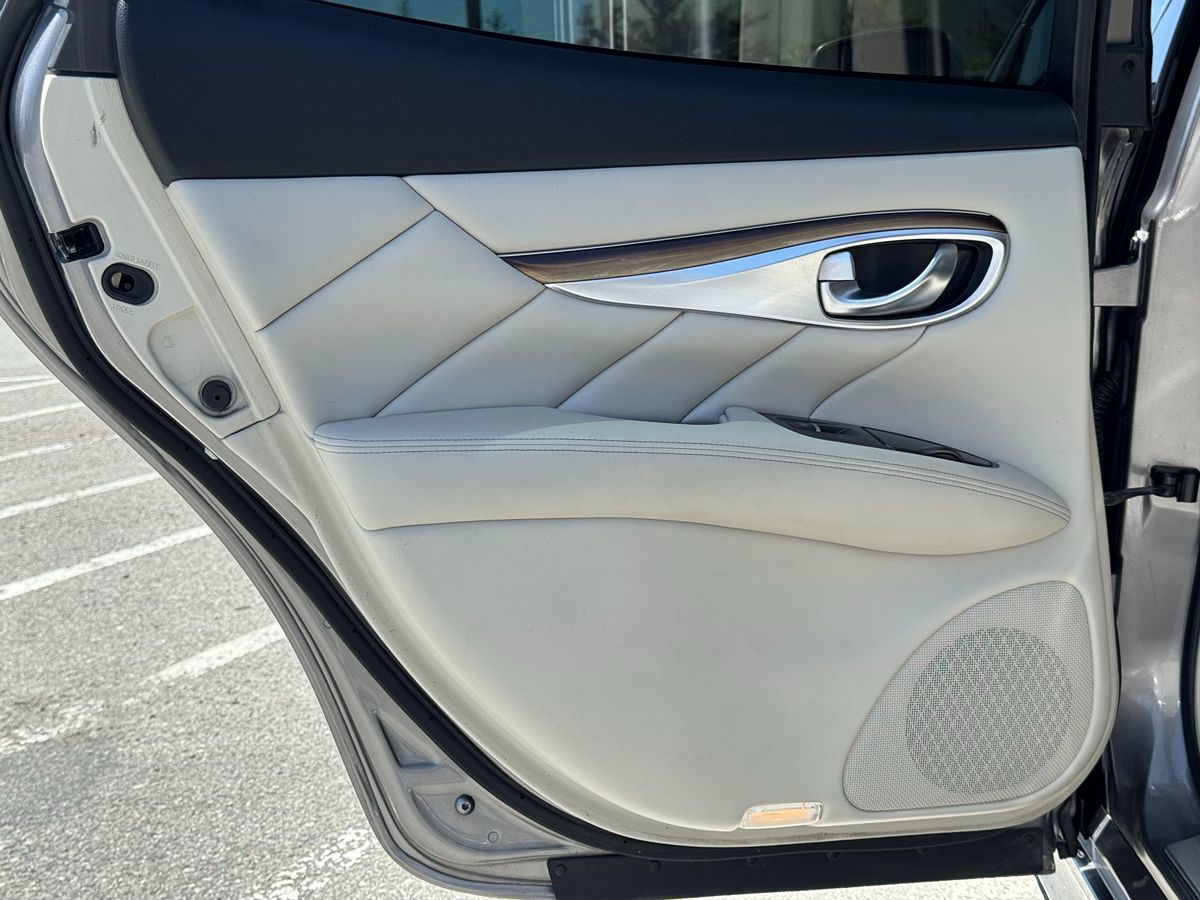 2011 Infiniti M37 photo 22