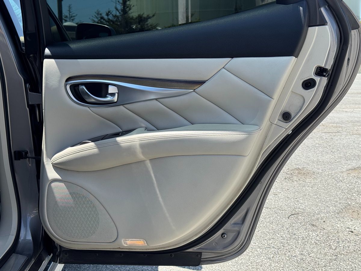 2011 Infiniti M37 photo 23