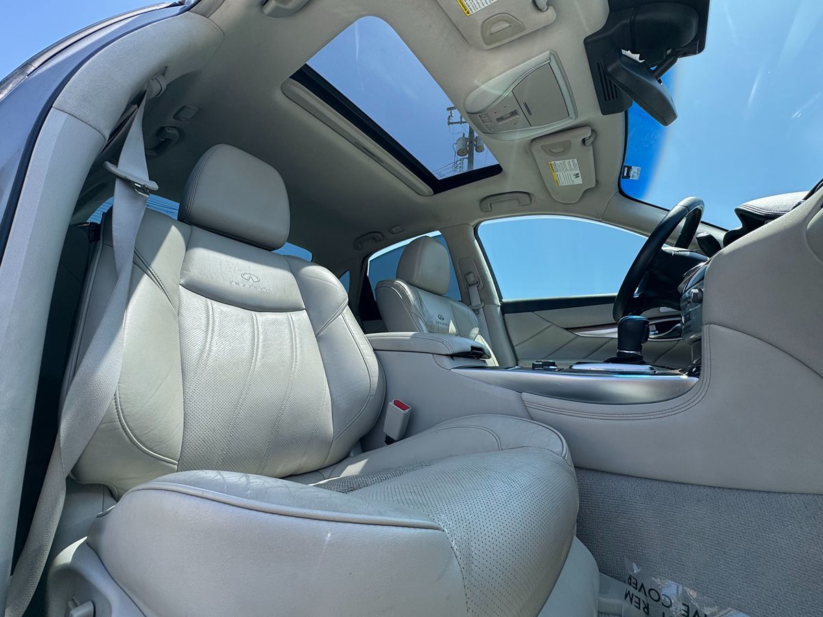2011 Infiniti M37 photo 25