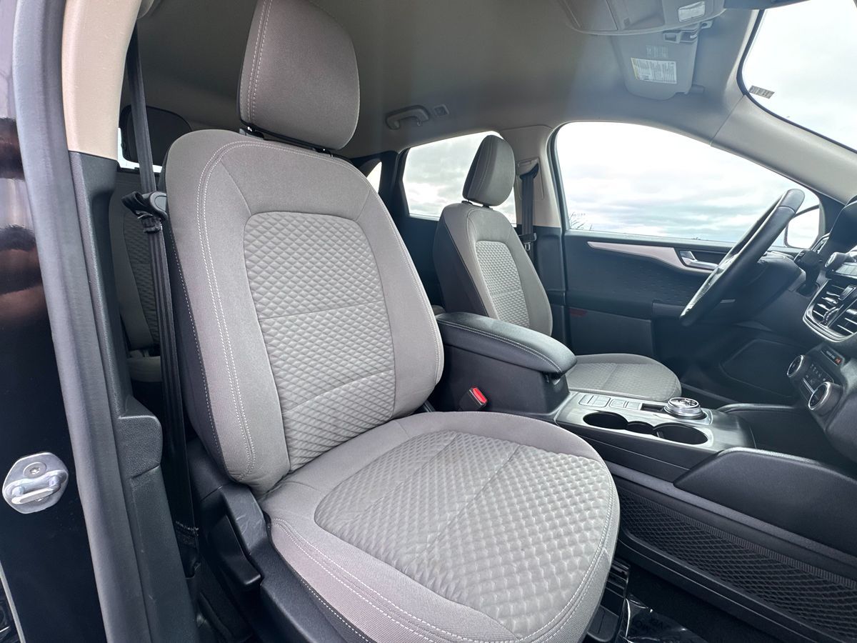 2020 Ford Escape SE Sport Hybrid photo 28