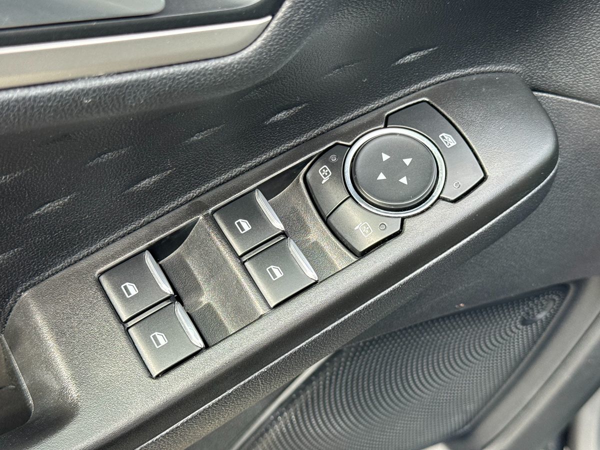 2020 Ford Escape SE Sport Hybrid photo 35