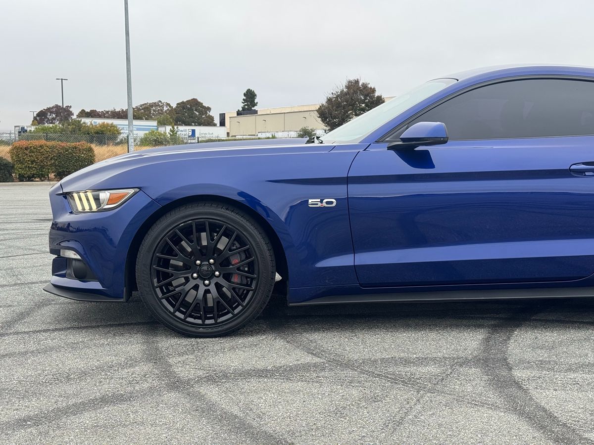 2015 Ford Mustang GT Premium photo 2