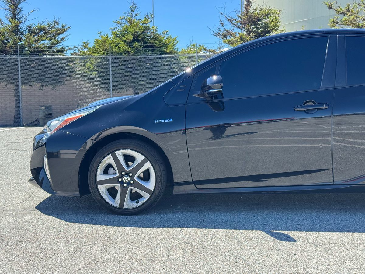 2017 Toyota Prius Three Touring photo 2