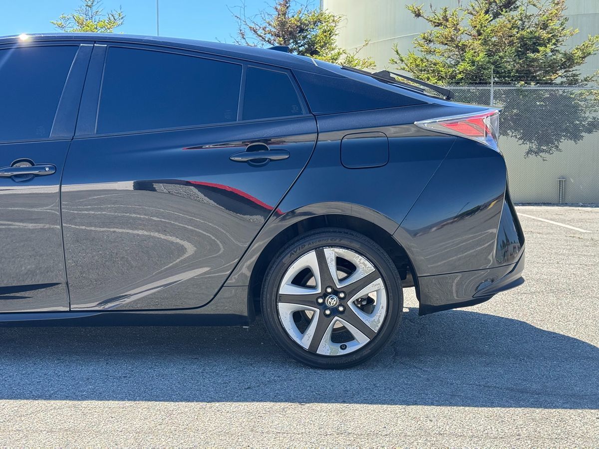 2017 Toyota Prius Three Touring photo 3