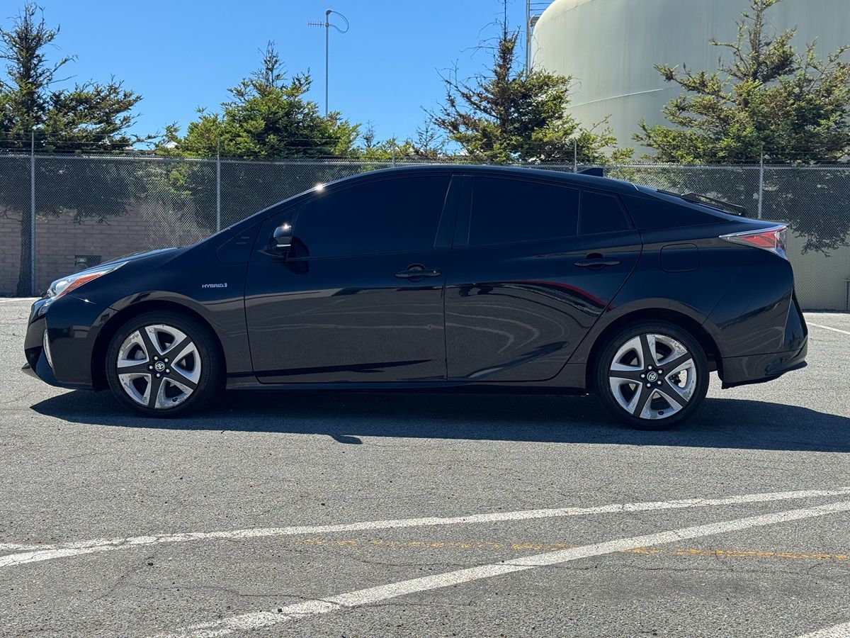 2017 Toyota Prius Three Touring photo 4