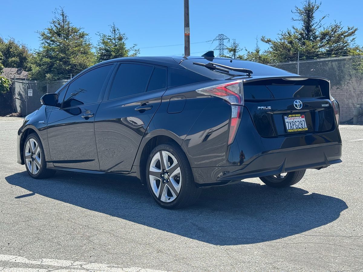 2017 Toyota Prius Three Touring photo 5