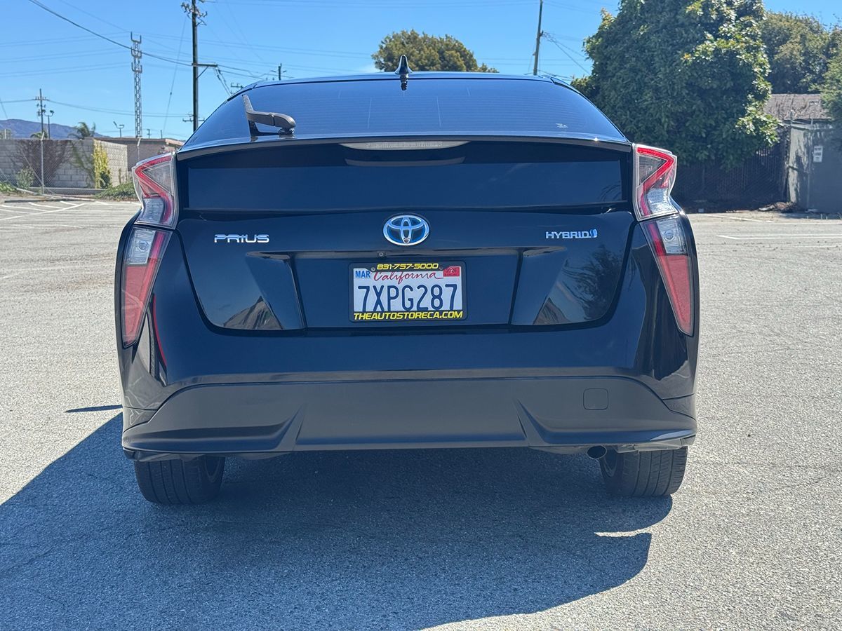 2017 Toyota Prius Three Touring photo 6