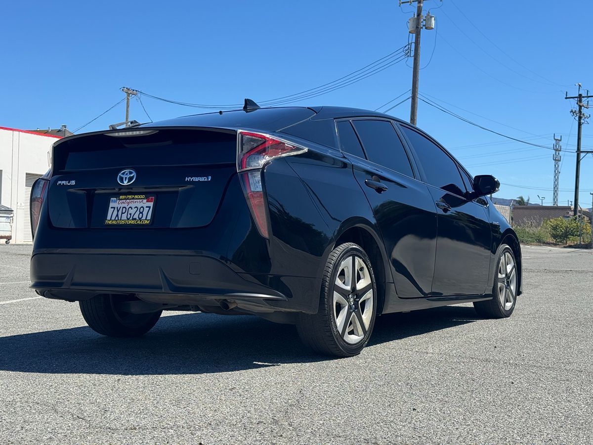 2017 Toyota Prius Three Touring photo 7