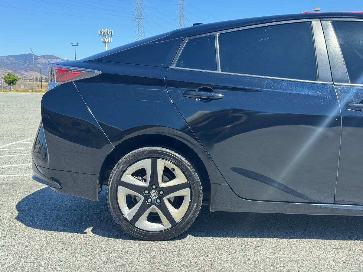 2017 Toyota Prius Three Touring photo 8