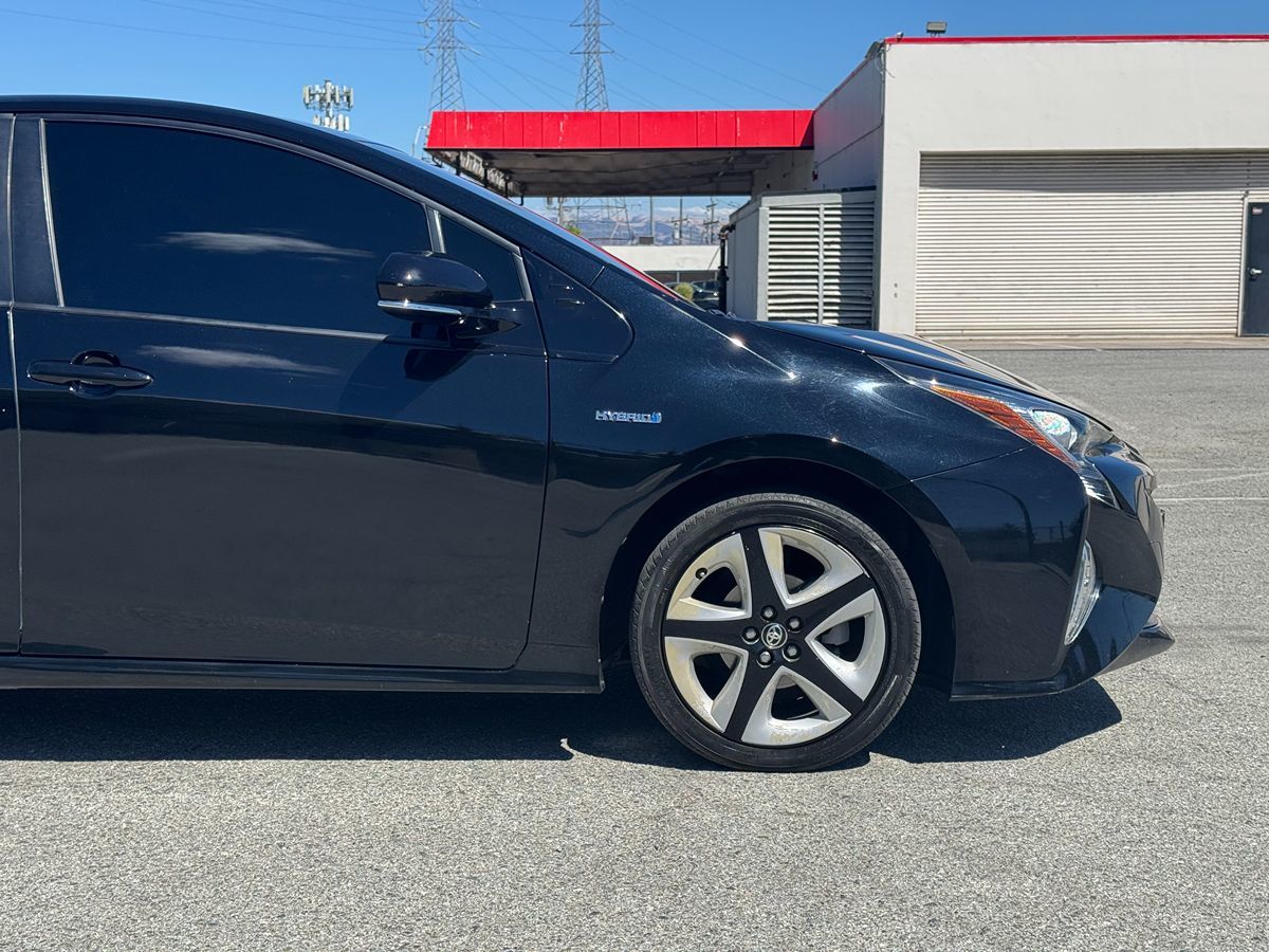 2017 Toyota Prius Three Touring photo 9