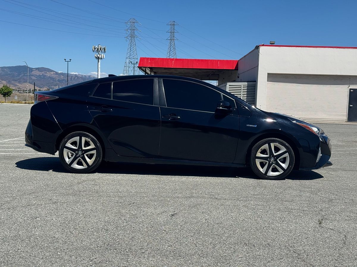 2017 Toyota Prius Three Touring photo 10