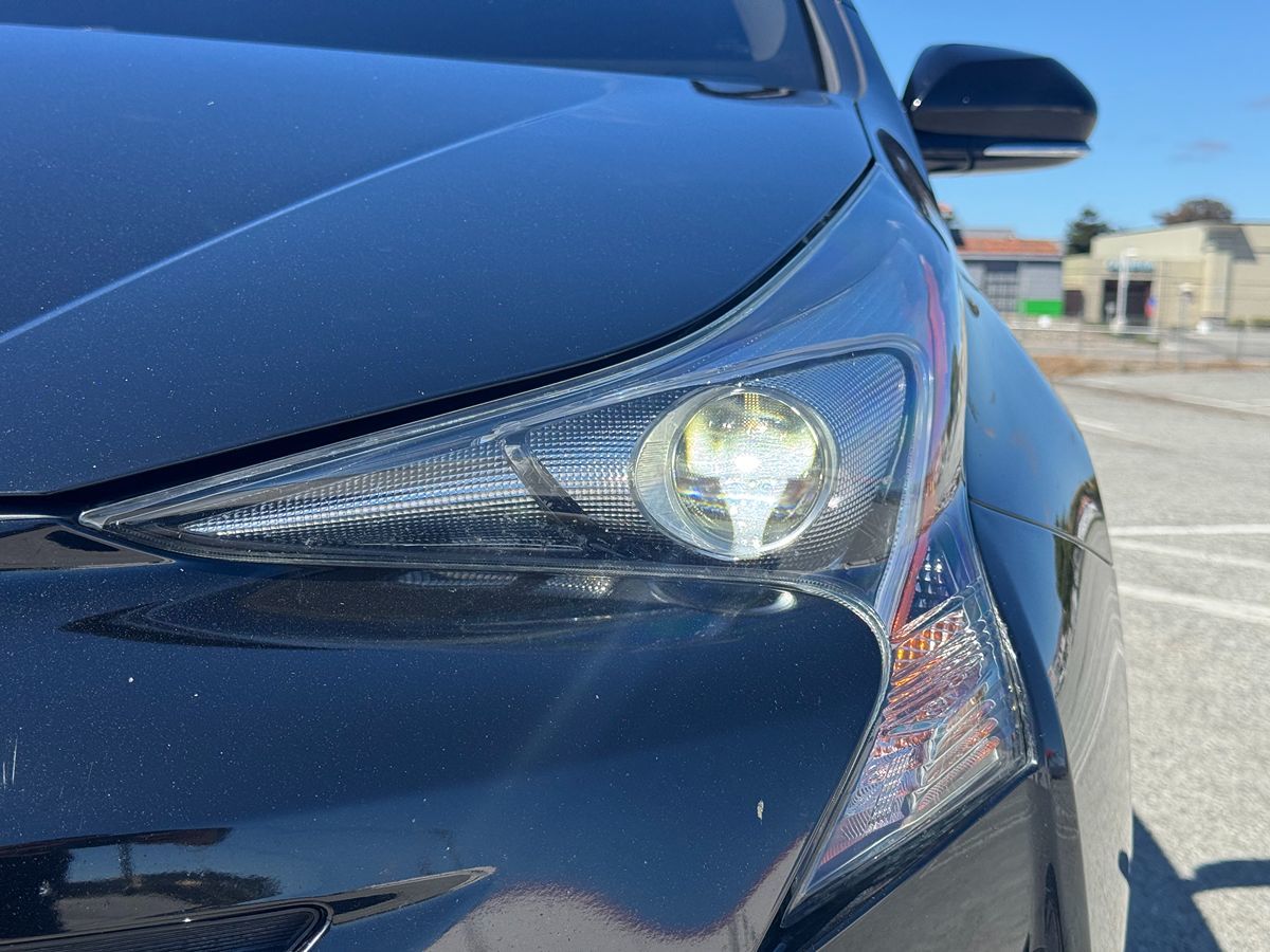 2017 Toyota Prius Three Touring photo 13