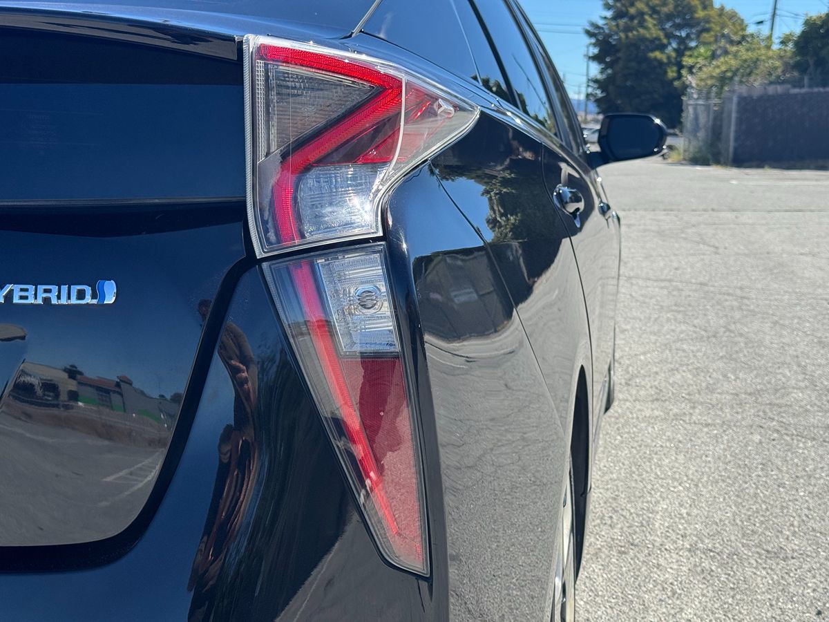 2017 Toyota Prius Three Touring photo 18