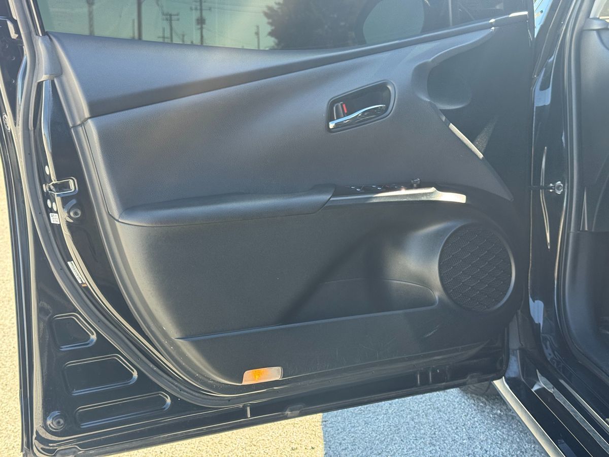 2017 Toyota Prius Three Touring photo 19