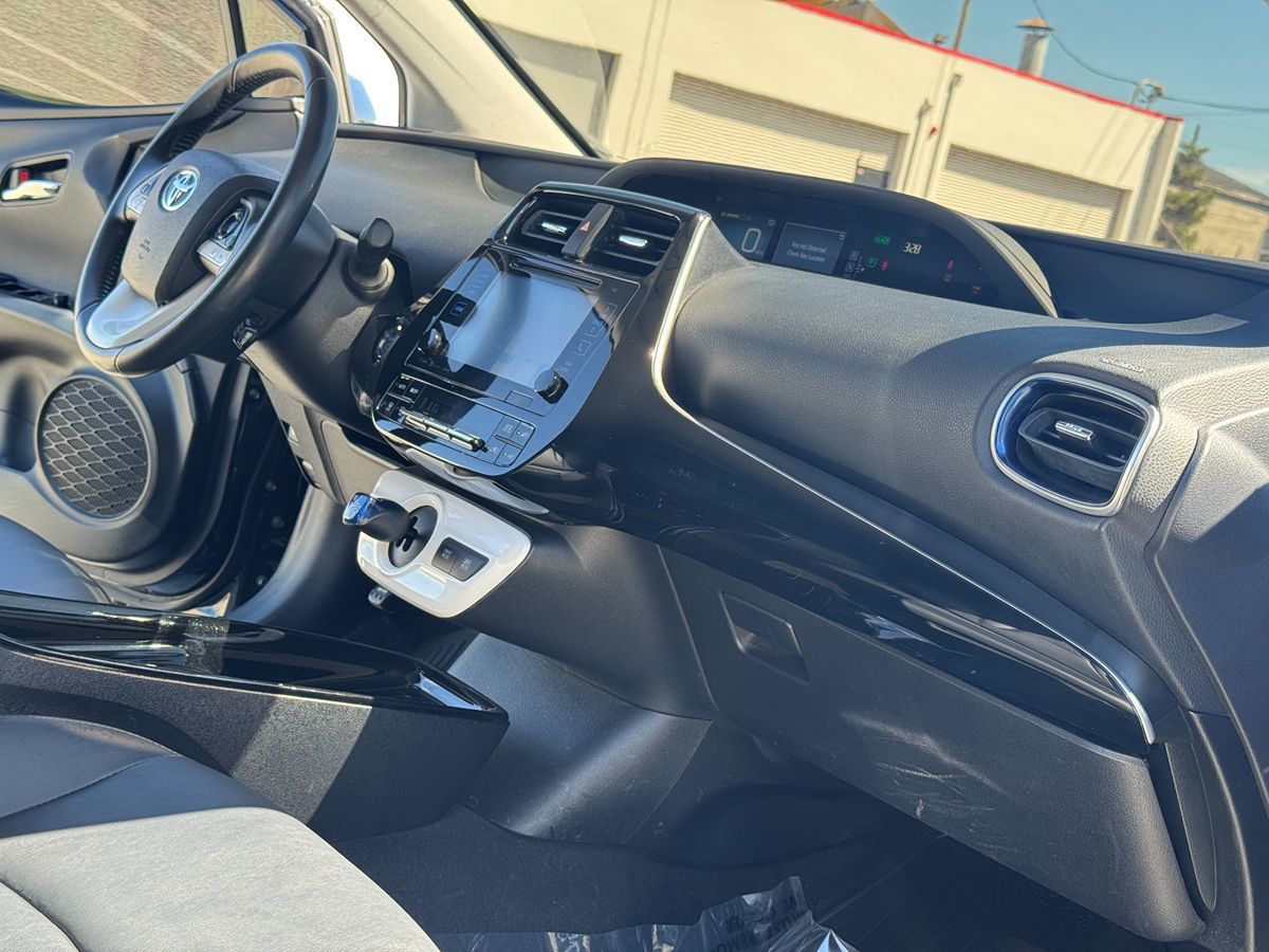 2017 Toyota Prius Three Touring photo 29
