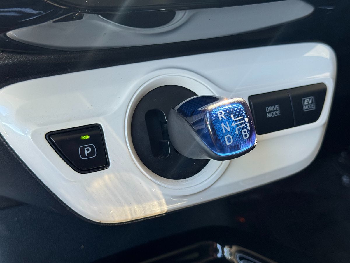 2017 Toyota Prius Three Touring photo 38