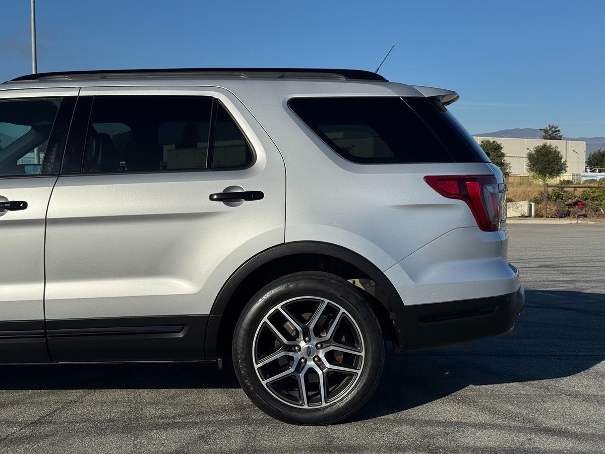 2018 Ford Explorer Sport photo 2