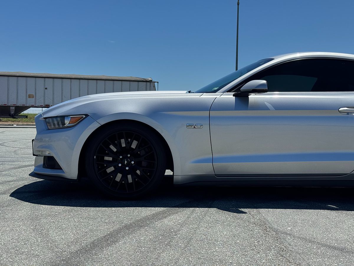 2017 Ford Mustang GT Premium photo 2