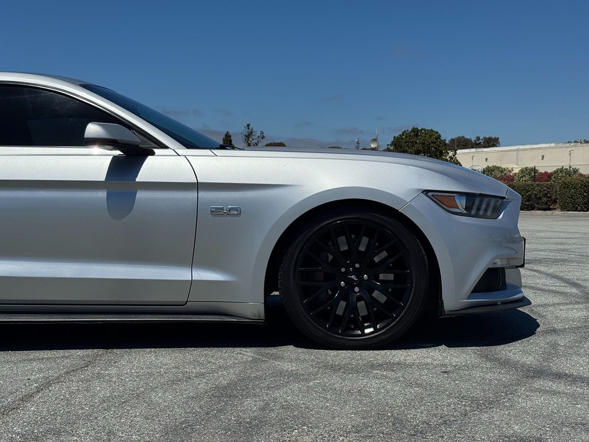 2017 Ford Mustang GT Premium photo 9