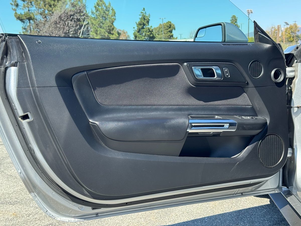 2020 Ford Mustang EcoBoost Premium photo 24