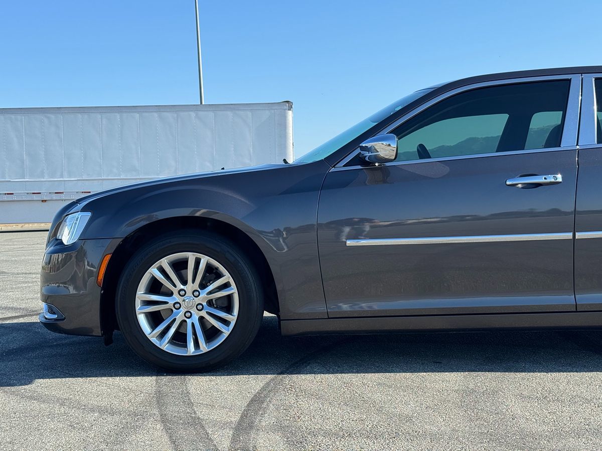 2019 Chrysler 300 Touring L photo 2