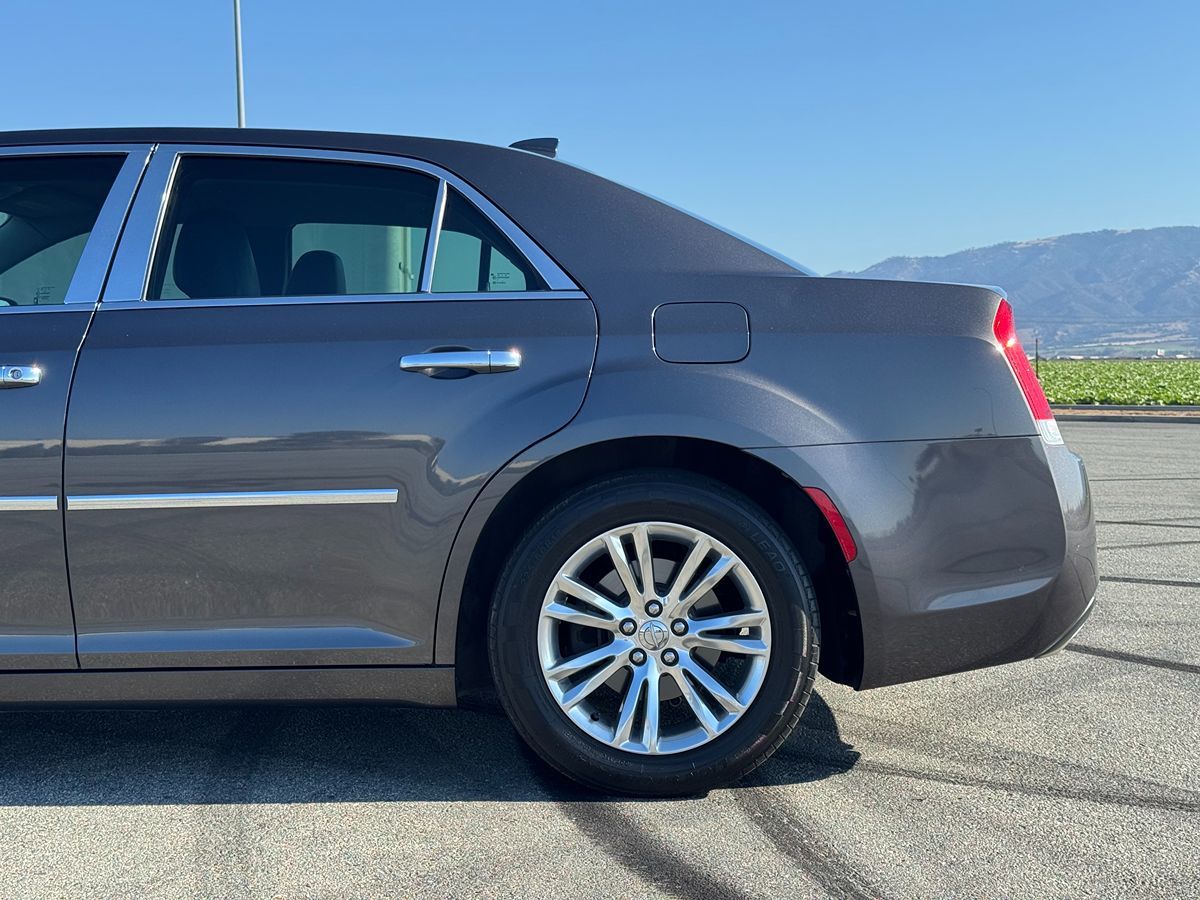 2019 Chrysler 300 Touring L photo 3