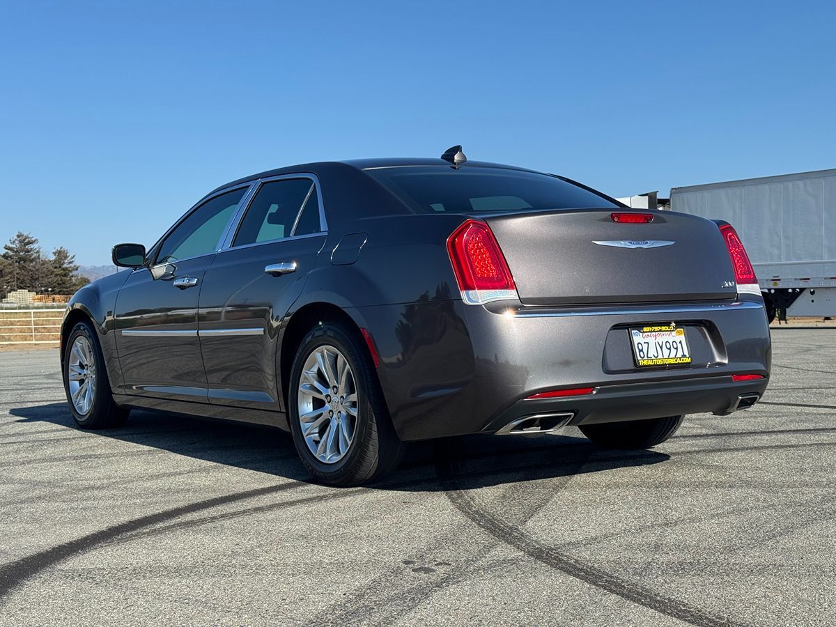 2019 Chrysler 300 Touring L photo 5
