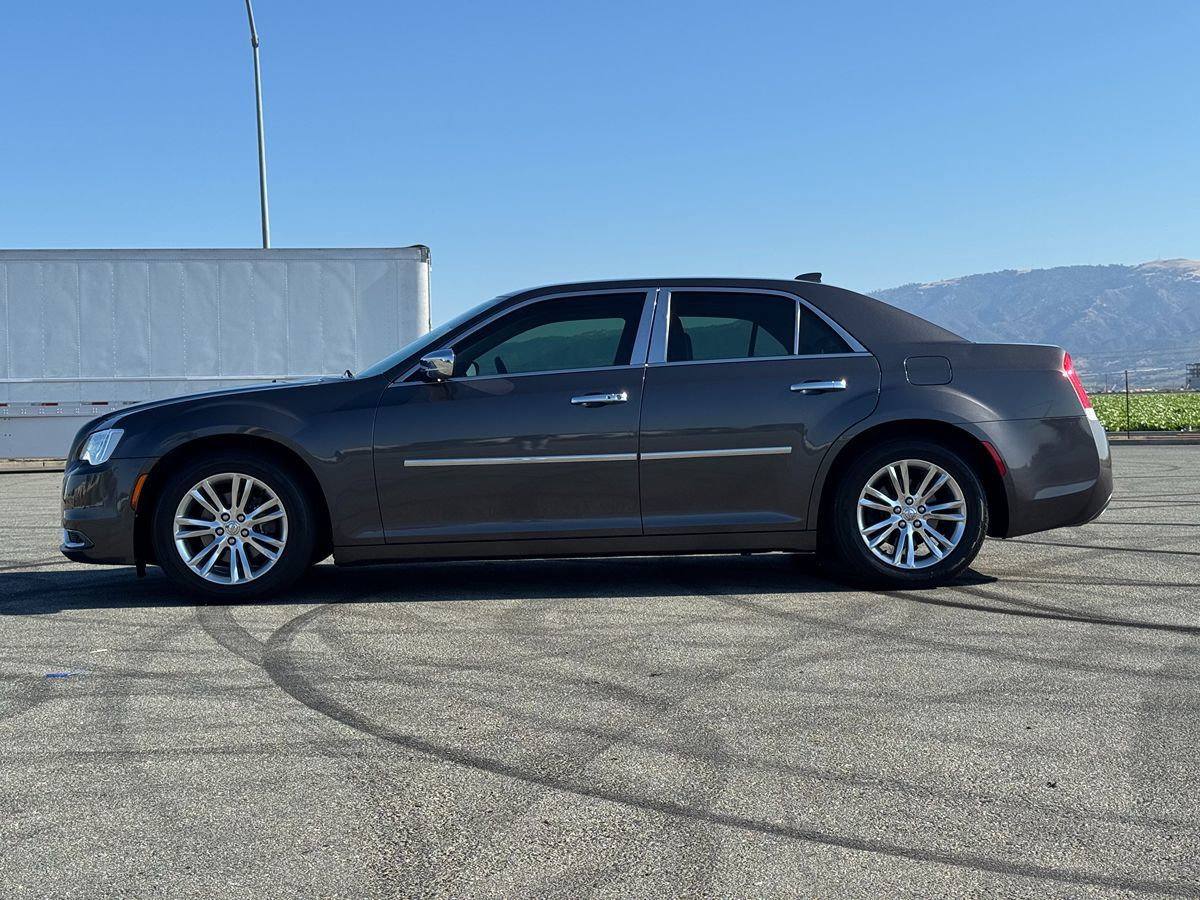 2019 Chrysler 300 Touring L photo 4
