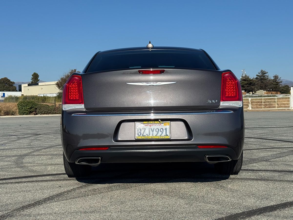 2019 Chrysler 300 Touring L photo 6