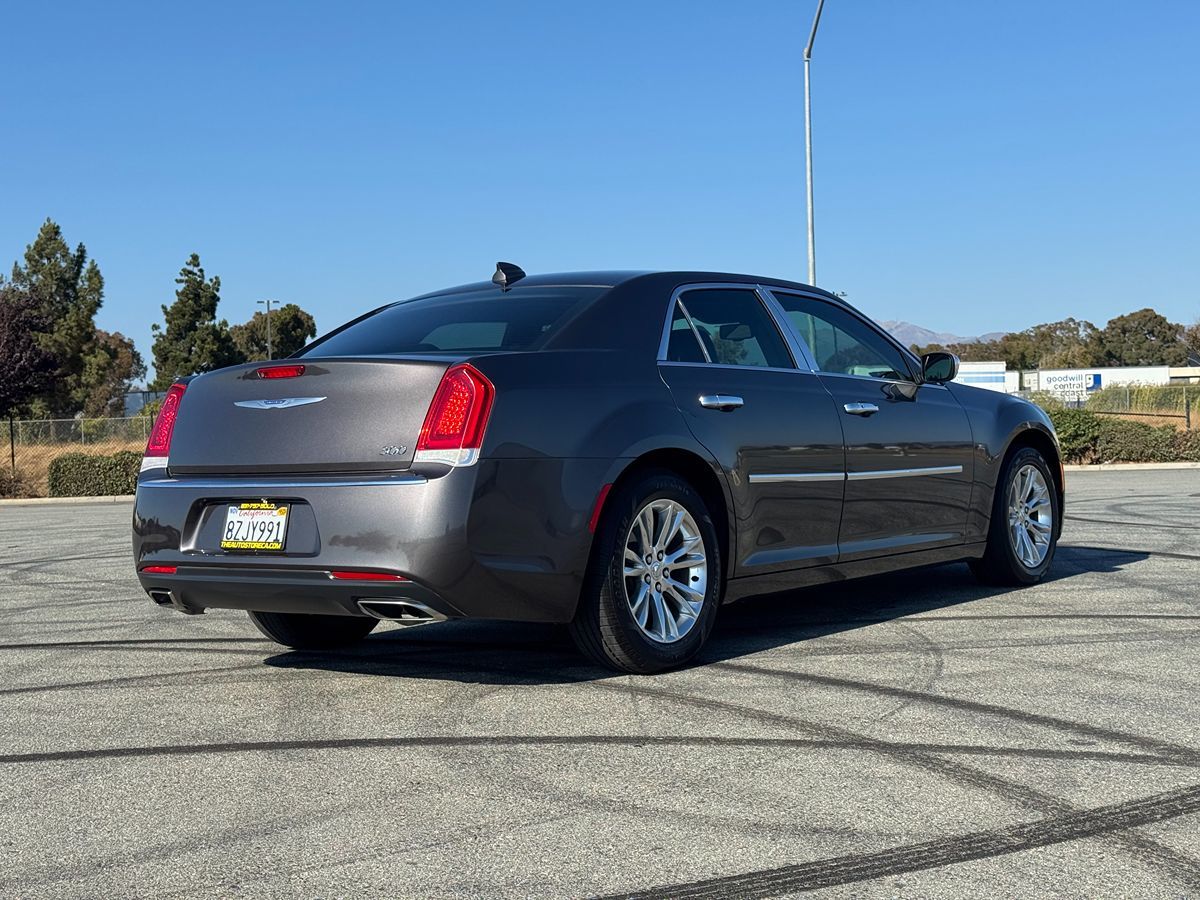 2019 Chrysler 300 Touring L photo 7