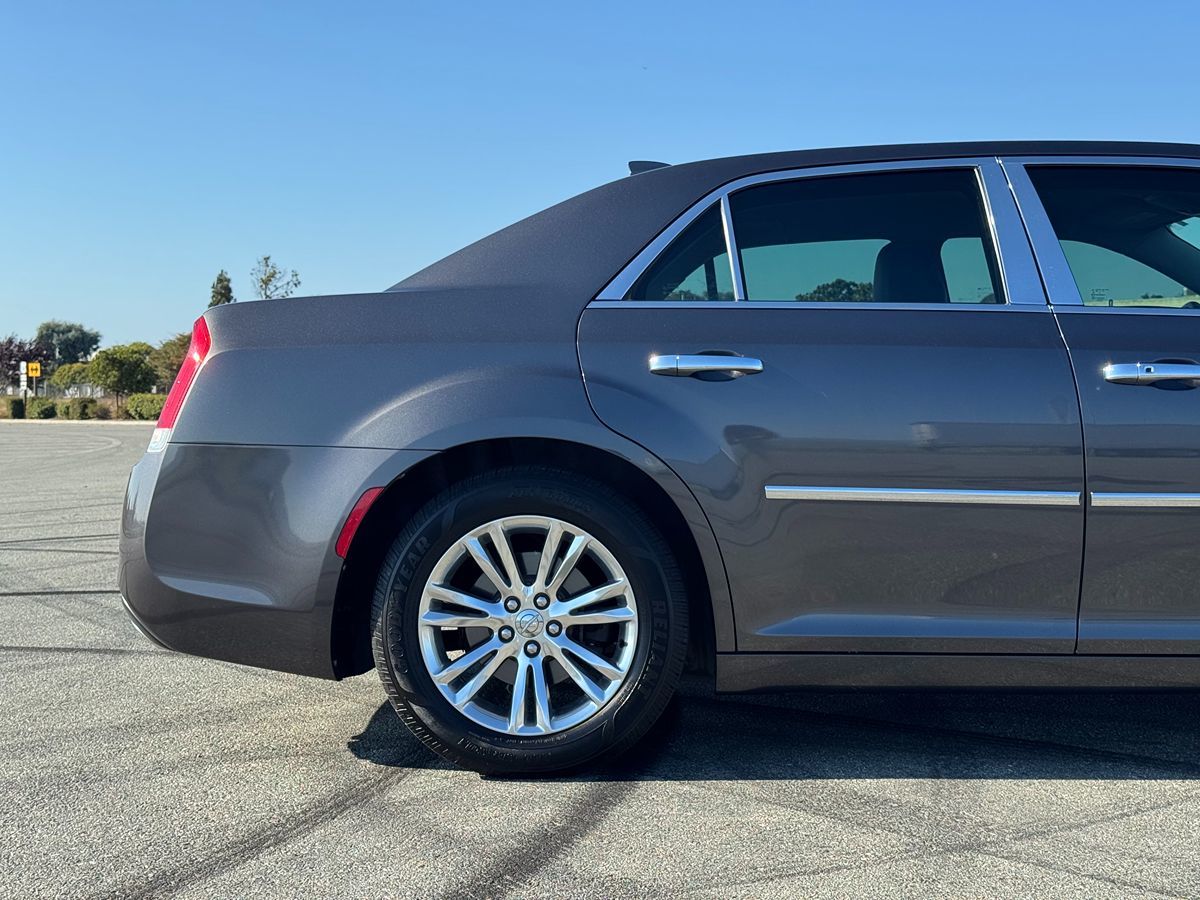 2019 Chrysler 300 Touring L photo 8