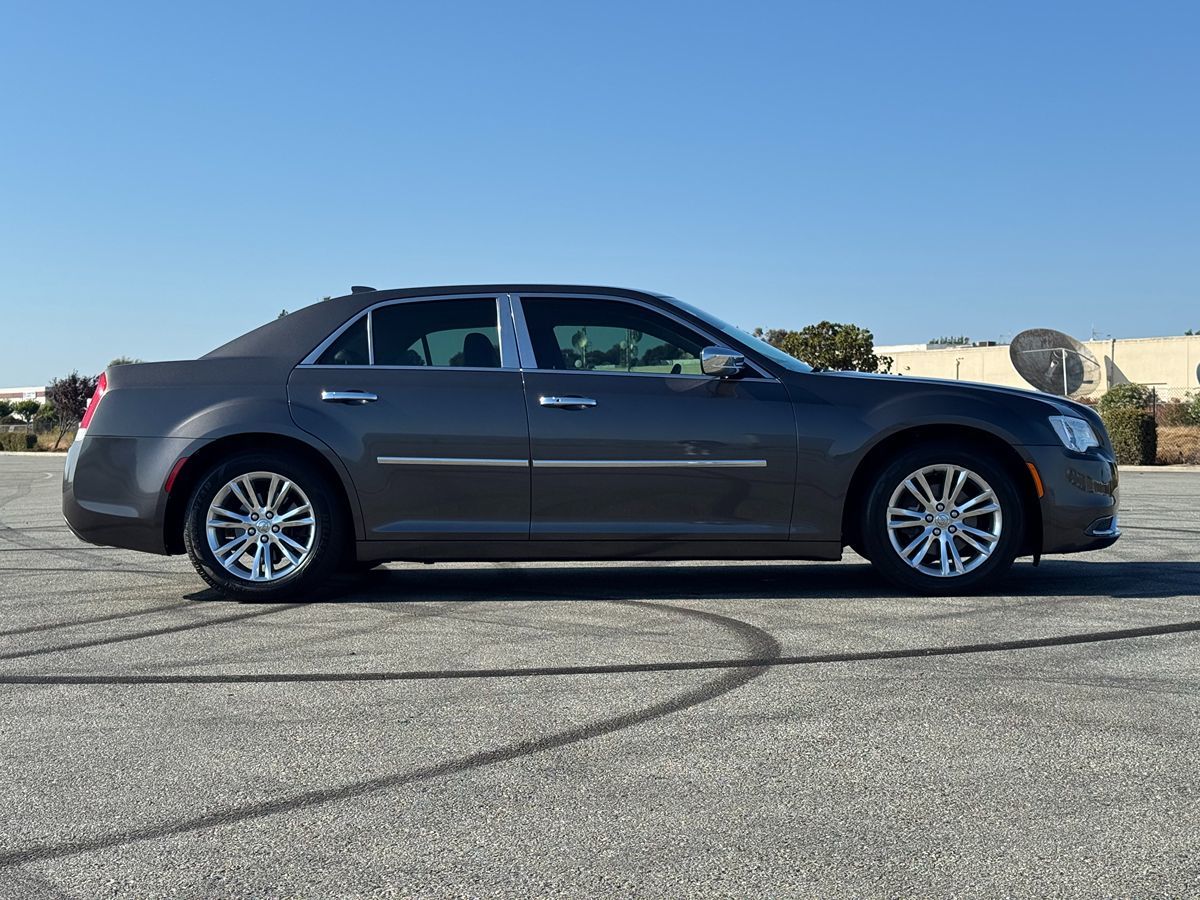 2019 Chrysler 300 Touring L photo 10