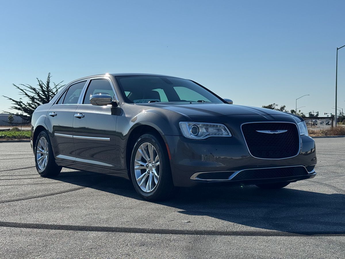 2019 Chrysler 300 Touring L photo 11