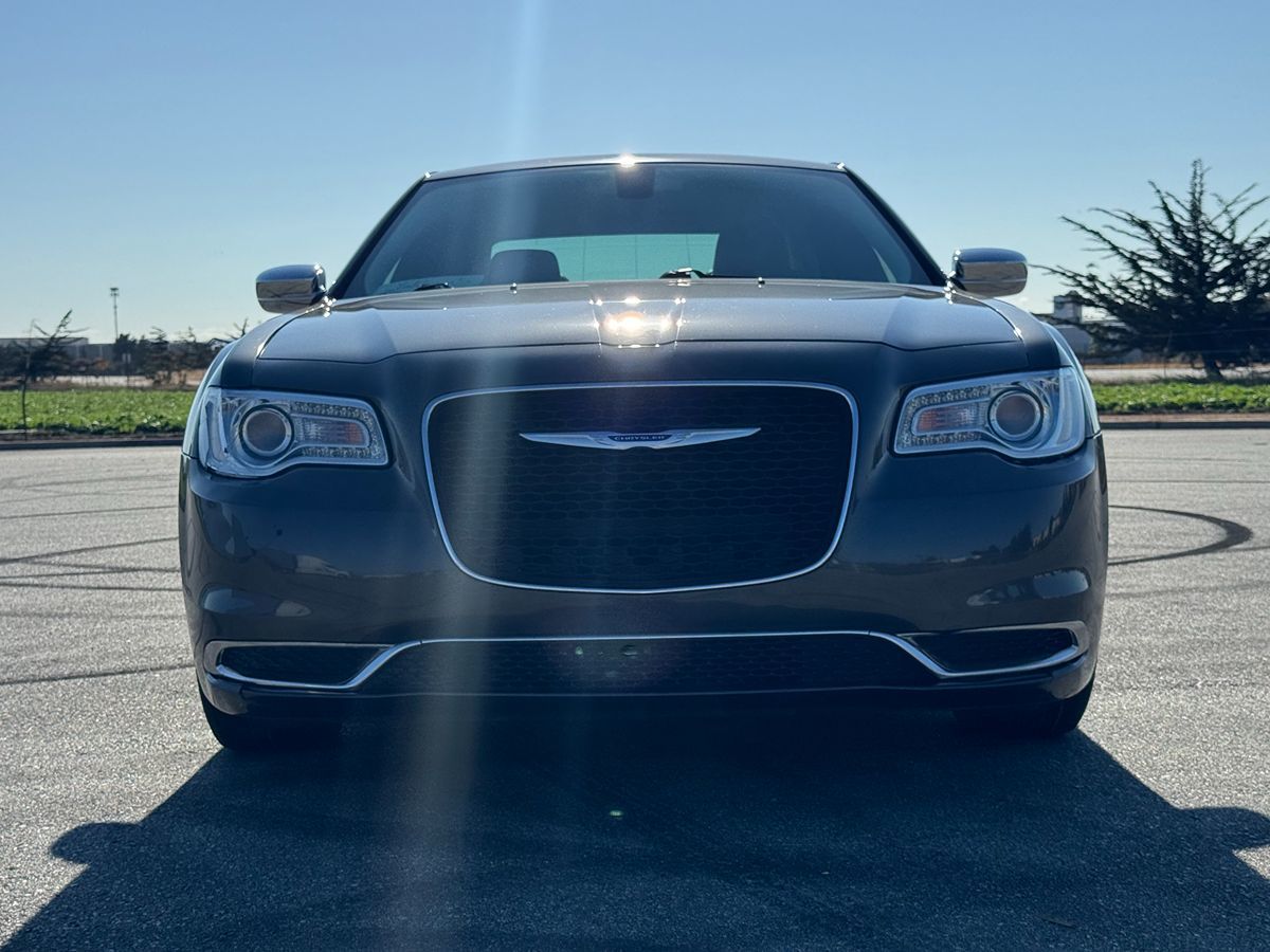 2019 Chrysler 300 Touring L photo 12