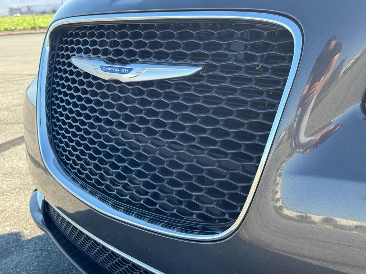 2019 Chrysler 300 Touring L photo 14