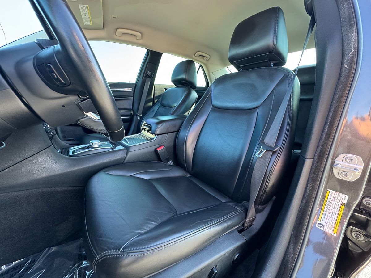 2019 Chrysler 300 Touring L photo 17