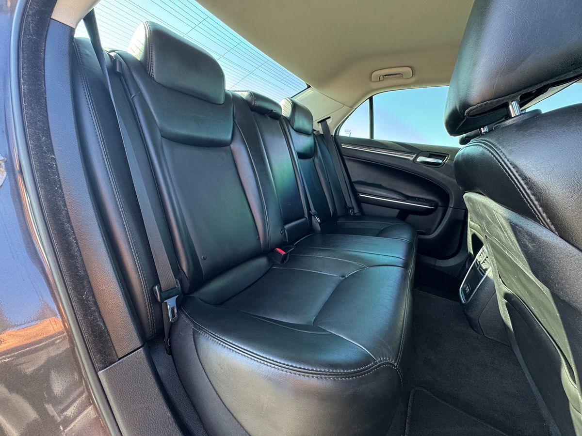 2019 Chrysler 300 Touring L photo 19