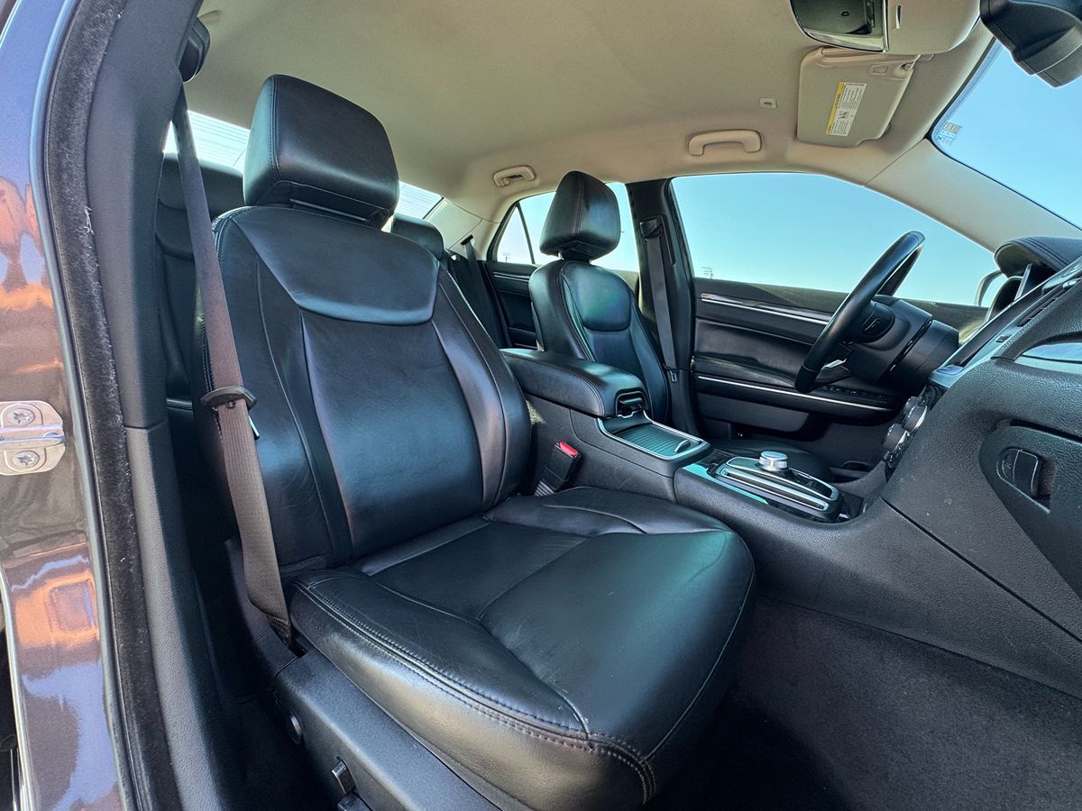 2019 Chrysler 300 Touring L photo 20