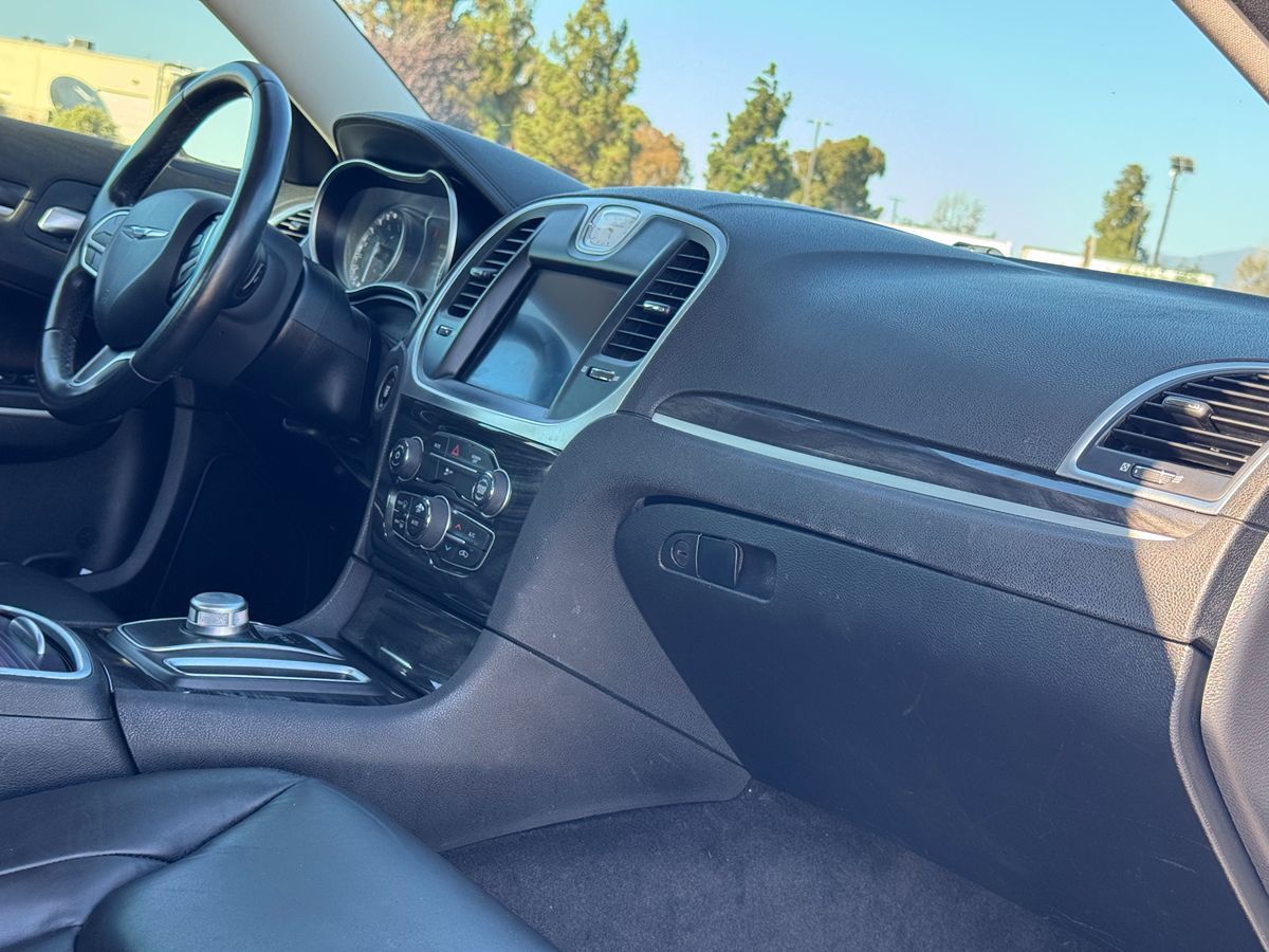 2019 Chrysler 300 Touring L photo 21