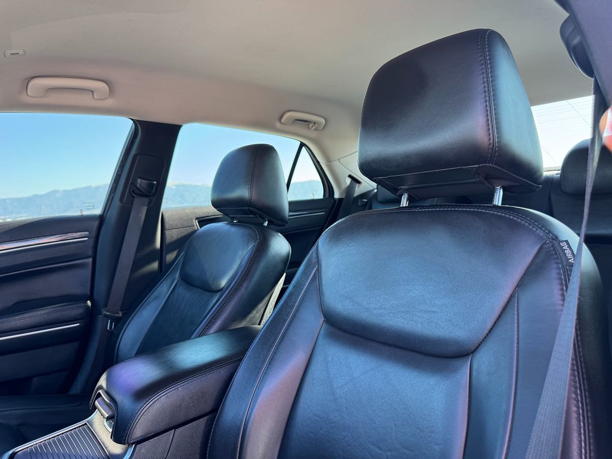 2019 Chrysler 300 Touring L photo 29