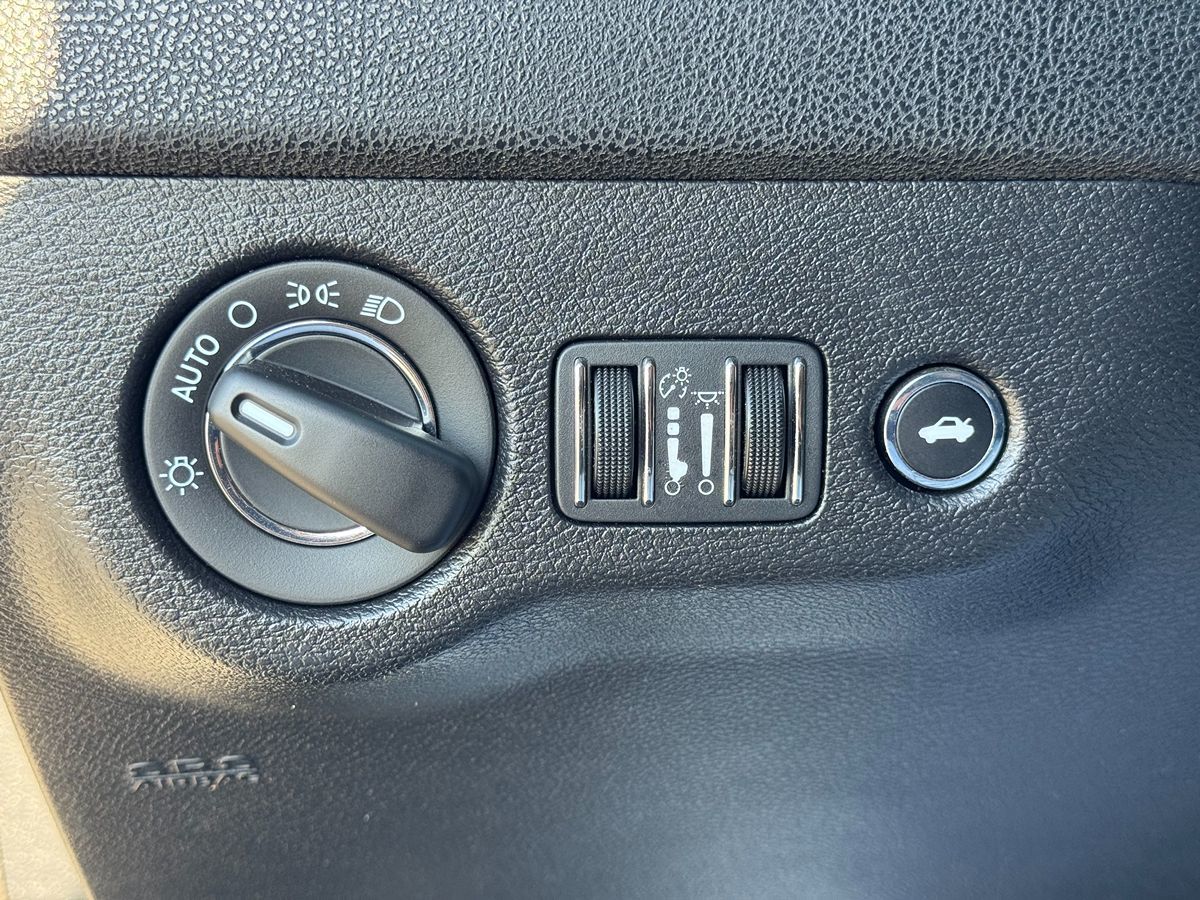 2019 Chrysler 300 Touring L photo 30