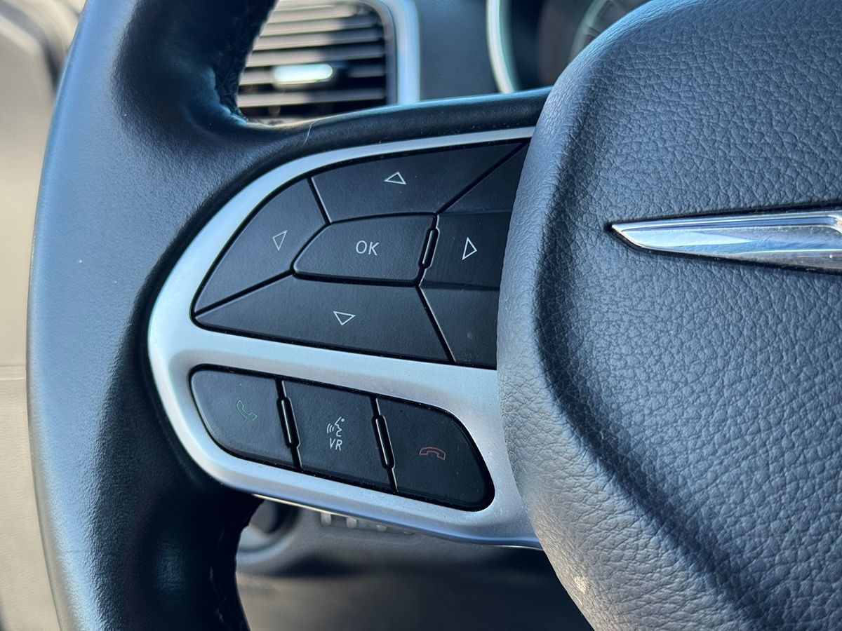 2019 Chrysler 300 Touring L photo 32