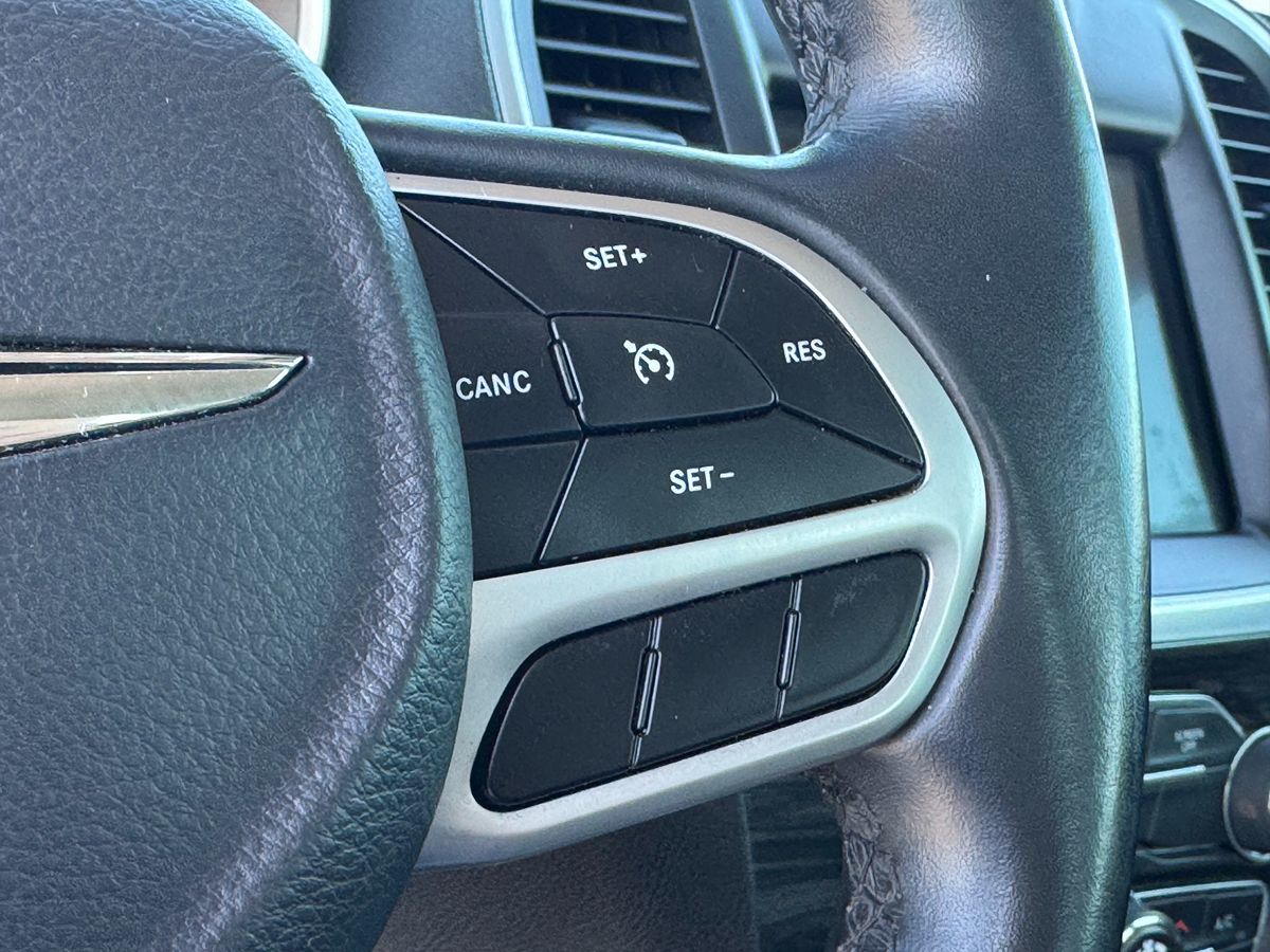 2019 Chrysler 300 Touring L photo 33