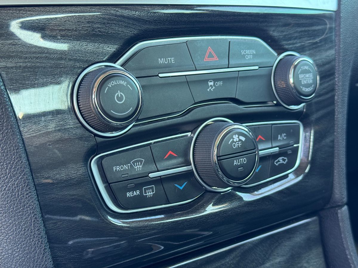 2019 Chrysler 300 Touring L photo 35