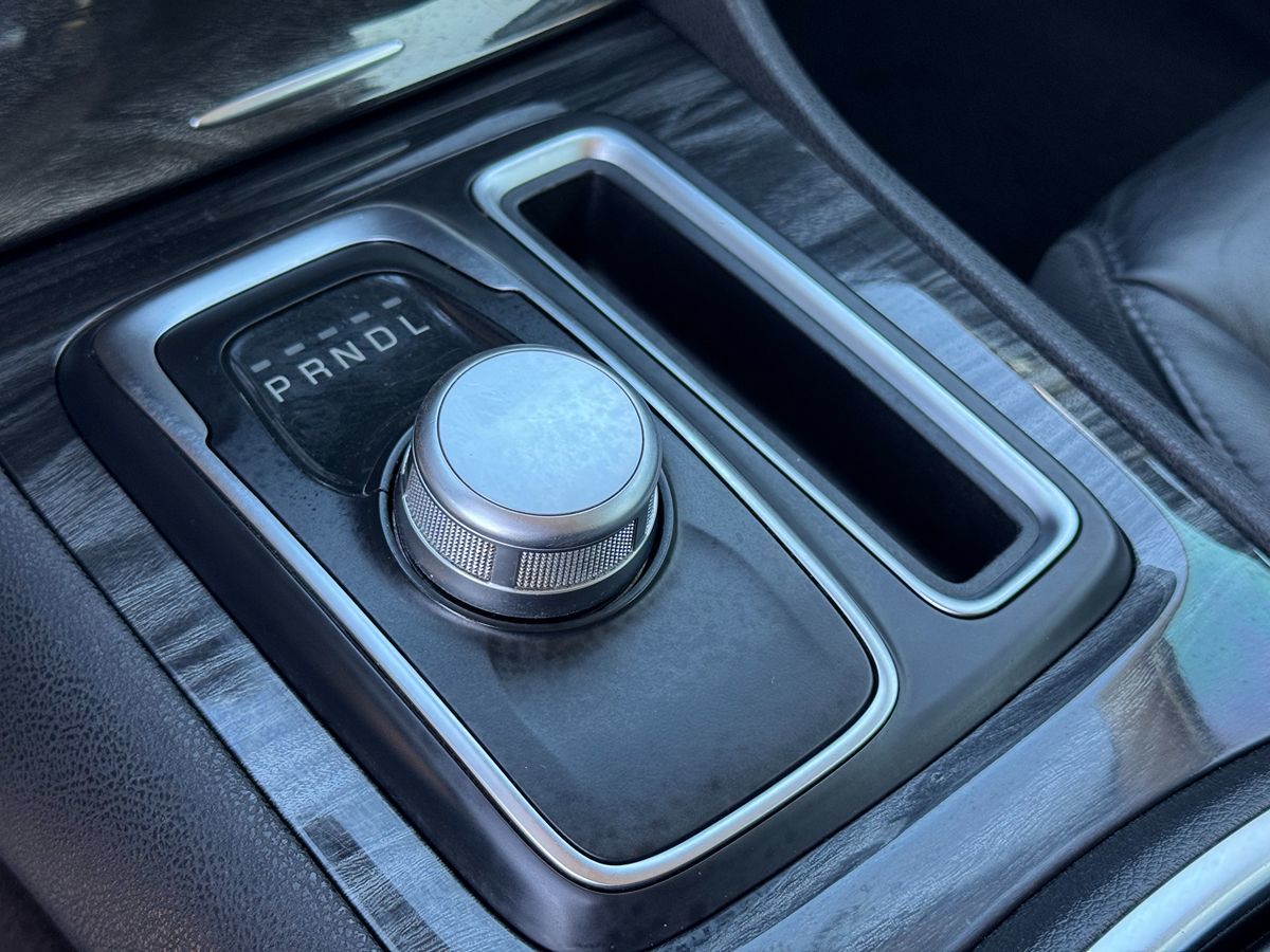 2019 Chrysler 300 Touring L photo 36