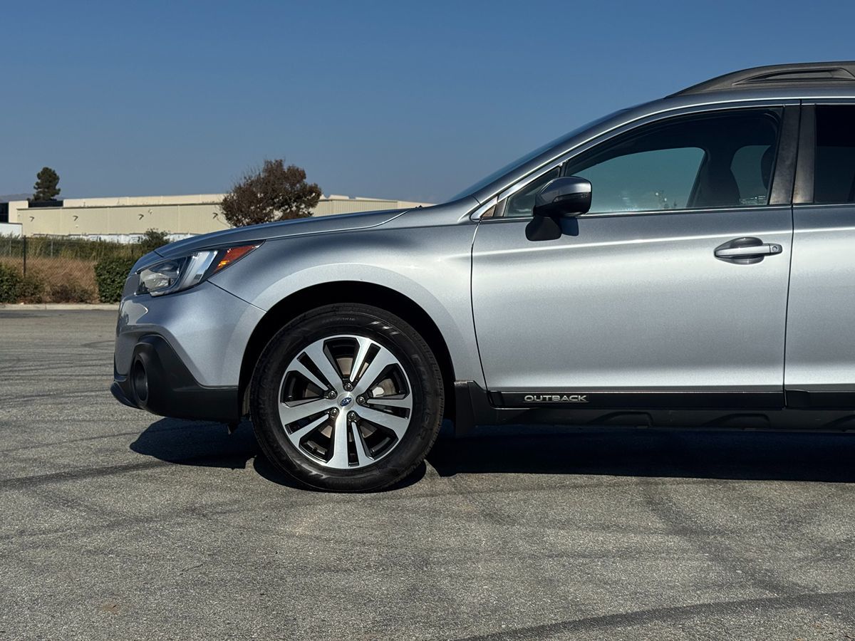 2018 Subaru Outback Limited photo 2