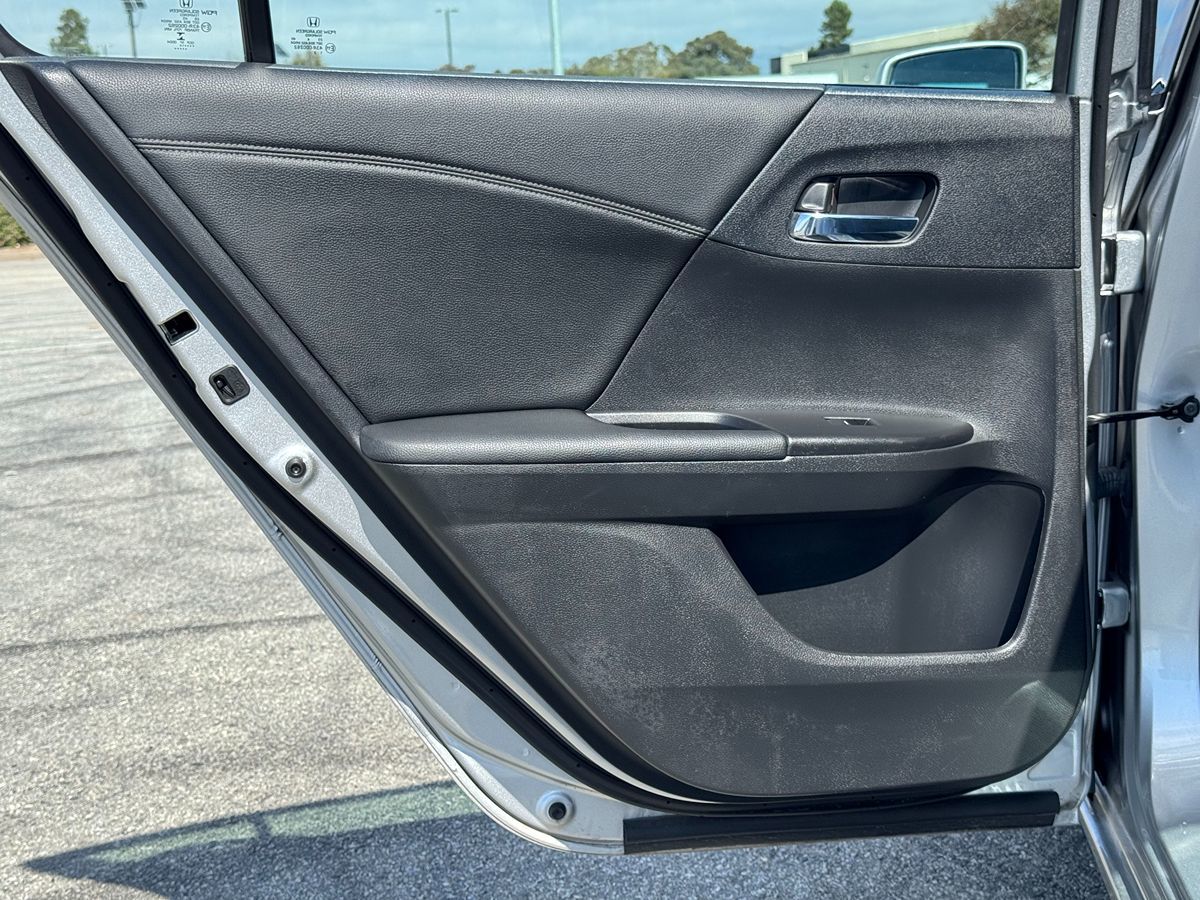 2014 Honda Accord Hybrid Touring photo 25